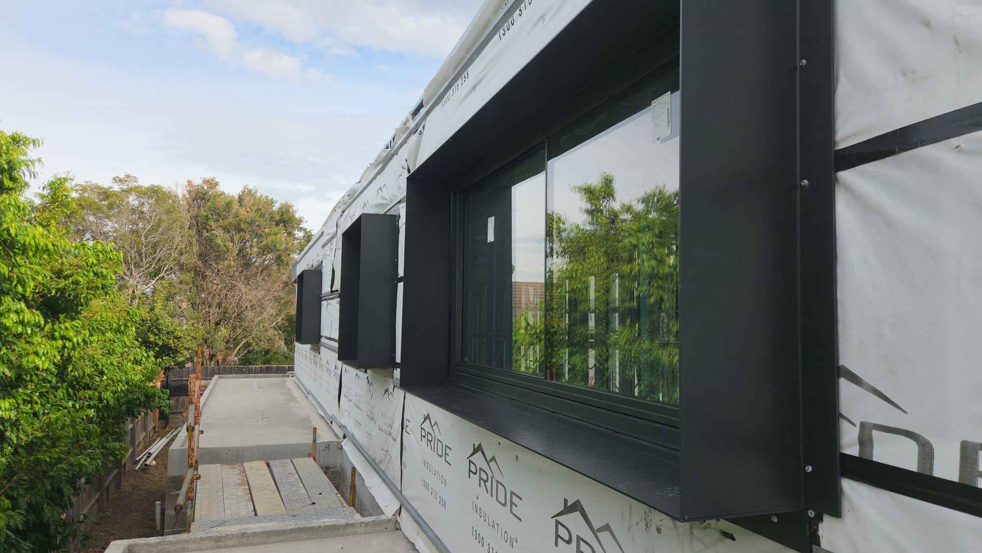 Black aluminium slat privacy screen on a new build