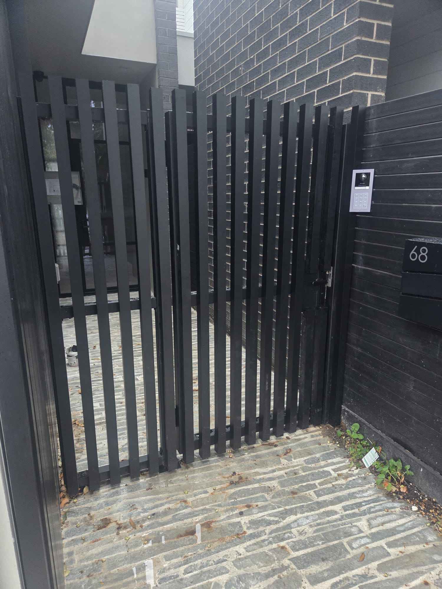 Black aluminium slat gate and screen at a front entry